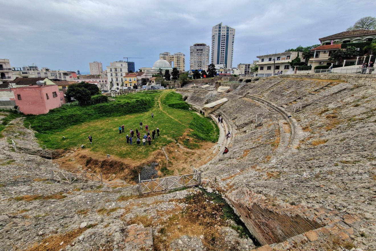 A durrësi amfiteátrum harmada a római Colosseumnak, valamikor 15 ezer ember befogadására volt alkalmas •  Fotó: Kocsis Károly