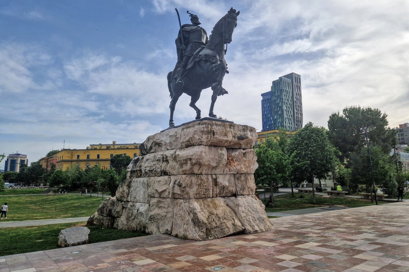 Szkander bég szobra Tirana főterén •  Fotó: Kocsis Károly