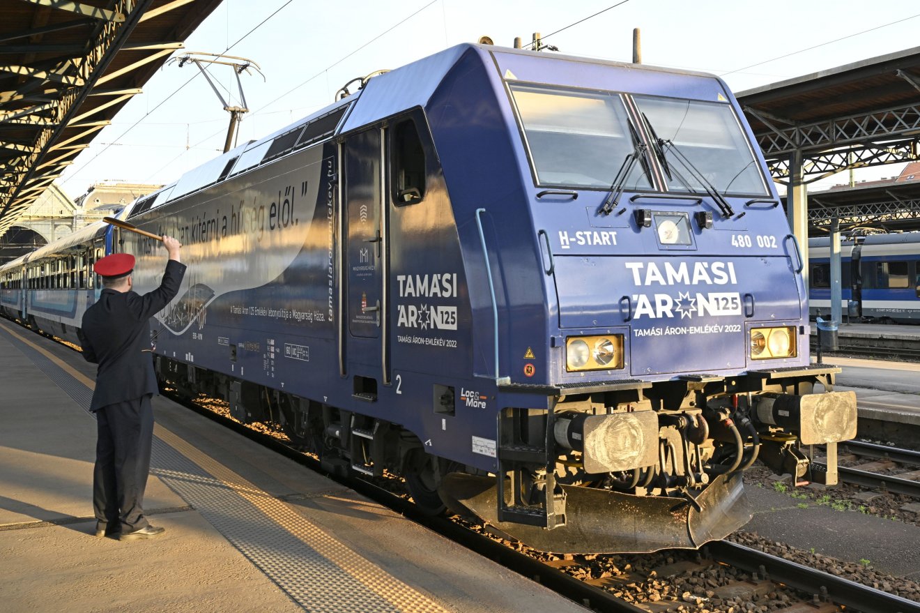 Elindult a 11. Boldogasszony-zarándokvonat Budapestről a csíksomlyói pünkösdi búcsúra csütörtök reggel a Keleti pályaudvarról. Idén a tizenkét kocsiban hétszáz zarándok utazik. •  Fotó: Lakatos Péter/MTI