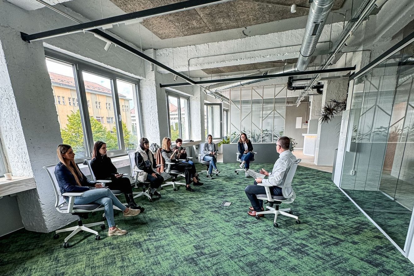 Világszerte egyre elterjedtebbek a coworking típusú munkahelyek •  Fotó: Csíkszeredai városháza