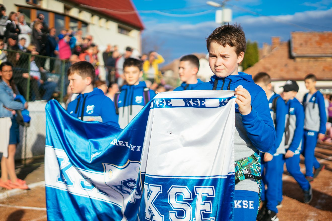 A sportolók ünnepélyes felvonulása a KSE-napok egyik fénypontja •  Fotó: Kézdivásárhely Önkormányzata/Facebook