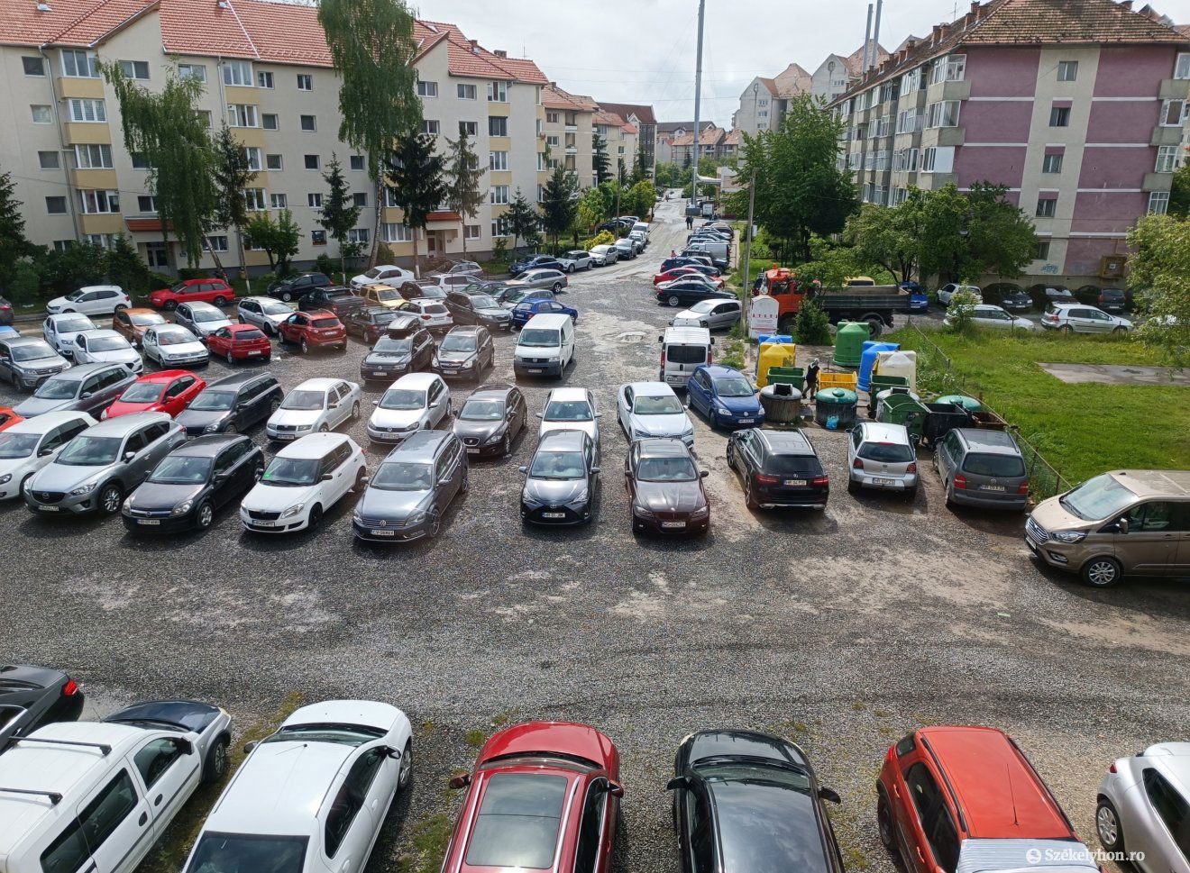 A Decemberi forradalom utcai parkoló. Van szabad hely? •  Fotó: Székelyhon