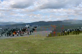 Időjárás: felerősödő szél a Csíksomlyóra tartó úton