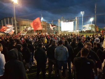 Így nézik a meccset az Erőss Zsolt-parkolóban a Dinamo-szurkolók