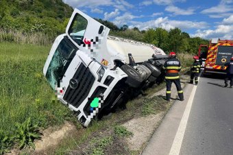 Felborult teherszállító miatt akadozik a forgalom Héjjasfalvánál