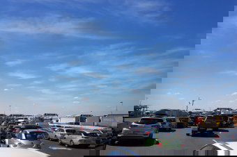 „Megostromolták” az autósok a román–magyar határt: van, ahol a másfél órát is eléri a várakozási idő