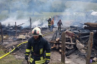 Több száz négyzetméteren pusztítanak lángok Marosfőn