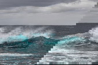 Elsüllyedt egy hajó a Fekete-tengerben, nyolc embert kimentettek, hármat még keresnek