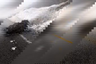 Ma is veszélyben lettek volna az autósok a Transzalpinán, zárva marad a magashegyi út – videó