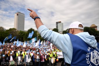 7,7 millió ember dolgozik, de közülük is csak 5,6 millió fizet tb-járulékot