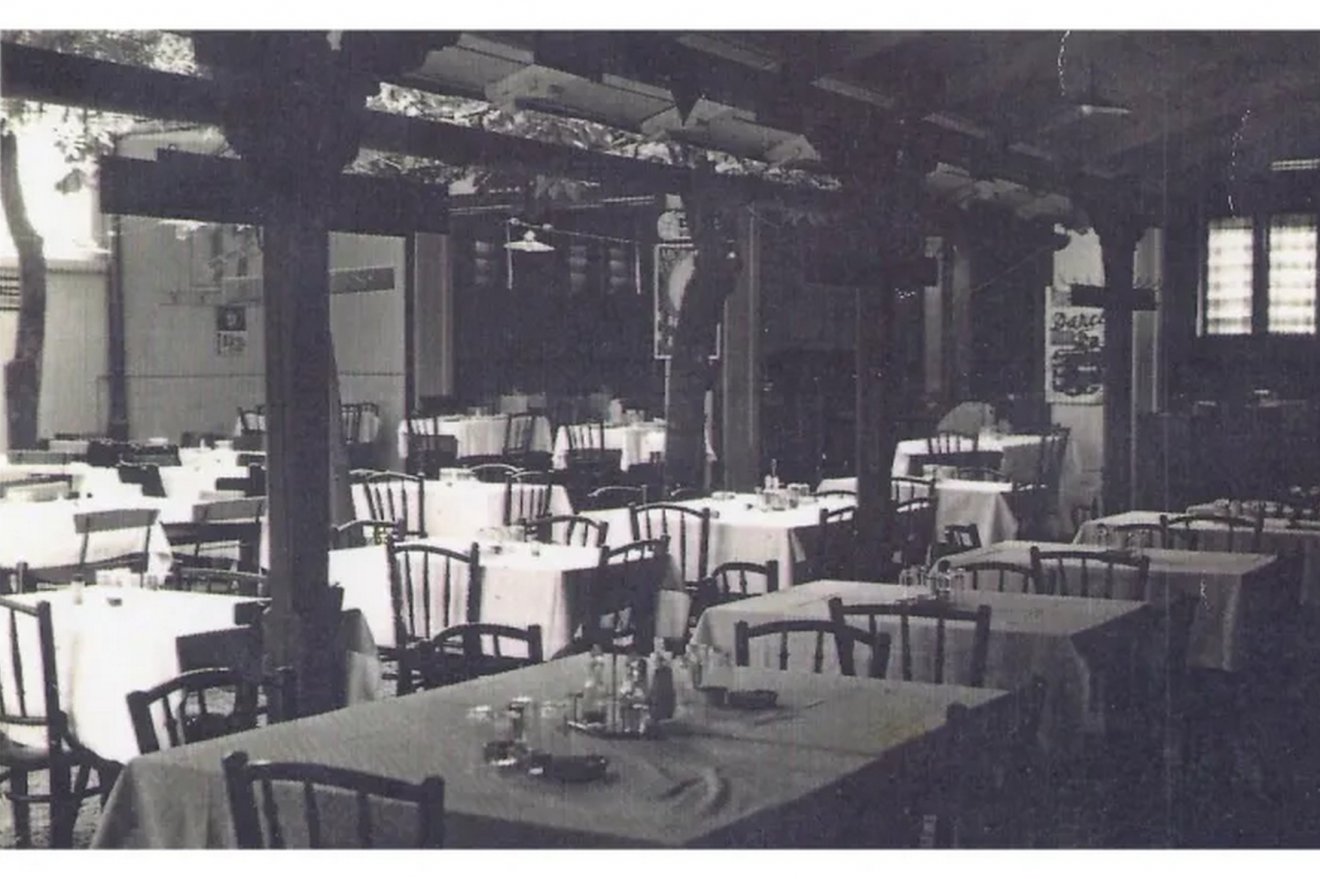 A marosvásárhelyi Elekes étterem nyári kertje 1944-ben •  Fotó: Korabeli képeslap/Székely Kalendárium