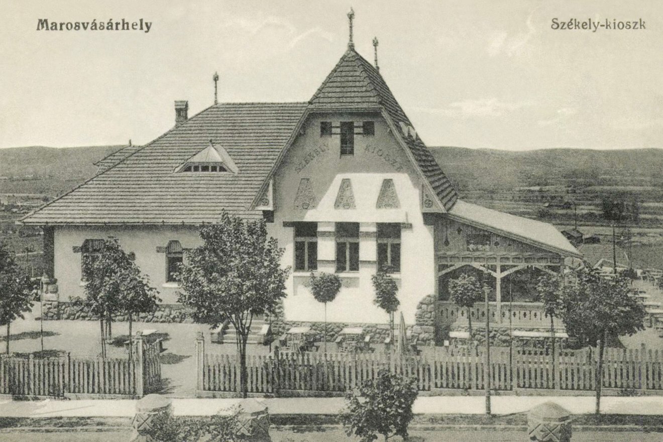 A marosvásárhelyi Székely kioszk 1915-ben •  Fotó: Korabeli képeslap/Székely Kalendárium