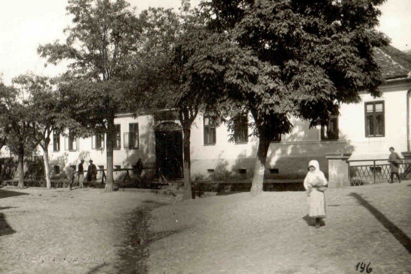 A híres Korona vendéglő a Varga-patak partján •  Fotó: A Ferenczy család magánarchívumából/Székely Kalendárium