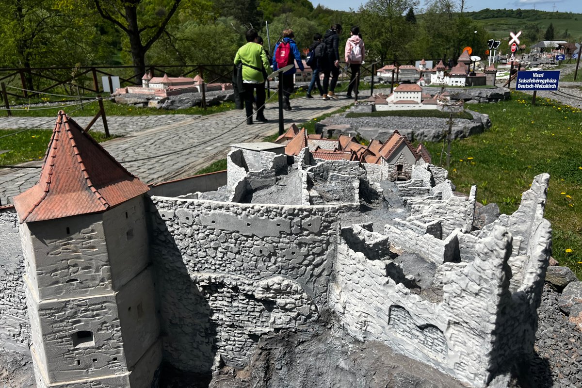 A kisvonattal (Mini Székely Gőzössel) is körbejárható Mini Erdély Parknak tavaly több 120 ezer látogatója volt •  Fotó: Mini Erdély Park