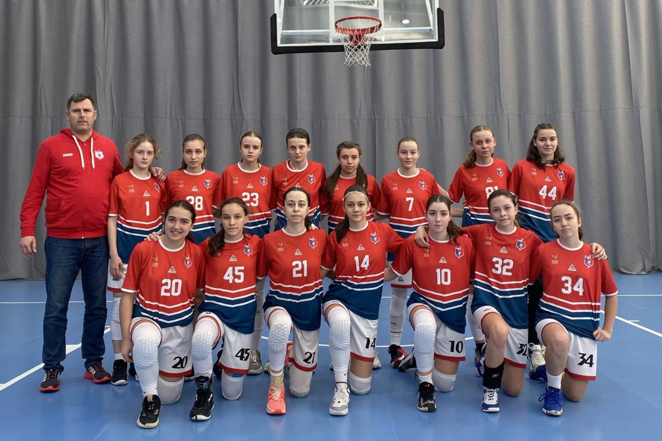 A Sepsi ISK U14-es lánycsapata •  Fotó: Sepsiszentgyörgyi Iskolás Sportklub