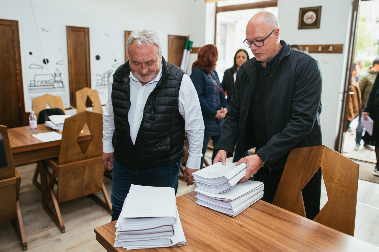 Bokor Tibor polgármesterjelölt és Dávid Sándor, a RMDSZ kézdivásárhelyi szervezetének elnöke •  Fotó: Dénes Botond