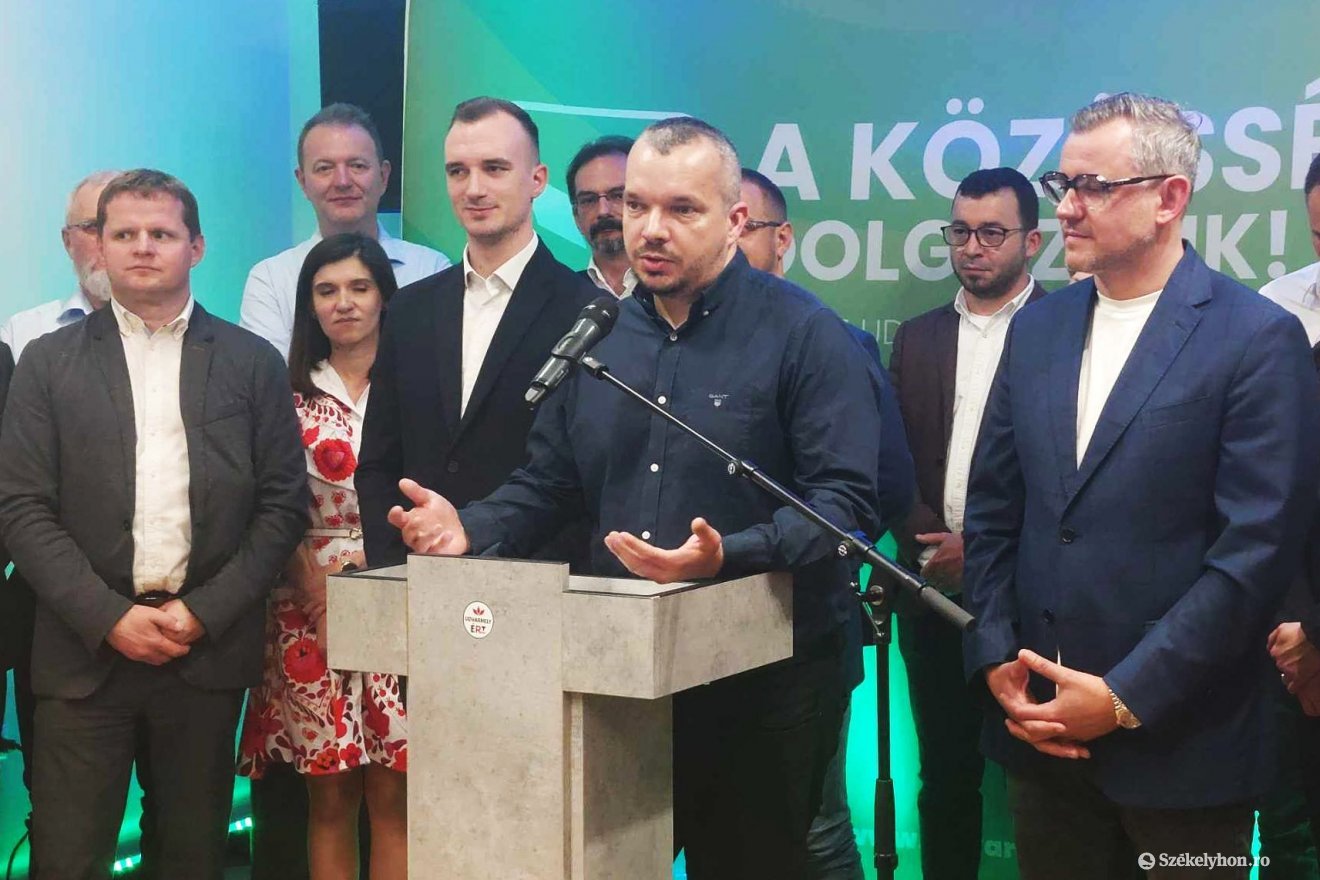Szakács-Paál István a mikrofonnál. Polgármesterjelöltként folytathatja a kampányt •  Fotó: László Ildikó