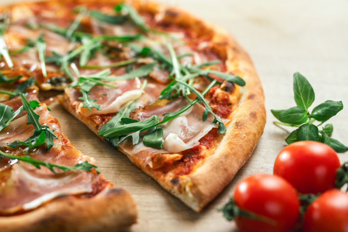 „Hiszem, hogy a mi pizzánk titka a jó liszt, a megfelelően előkészített pizzatészta és a minőségi rátétek. Ezt képviseljük immár 16 éve” •  Fotó: Salcom