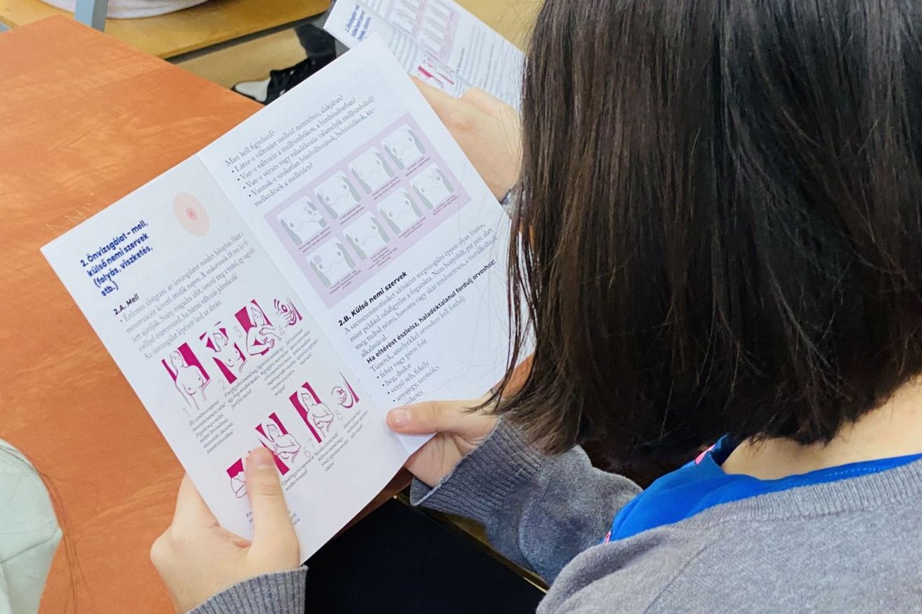 A fiatalok egy, a nőszervezet tagjai és a doktornő által összeállított kiadványt is kézbe kapnak •  Fotó: RMDSZ Háromszéki Nőszervezet