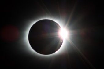 Itt és ekkor láthatjuk a hétfői teljes napfogyatkozást