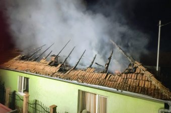 Teljesen leégett egy ház tetőzete