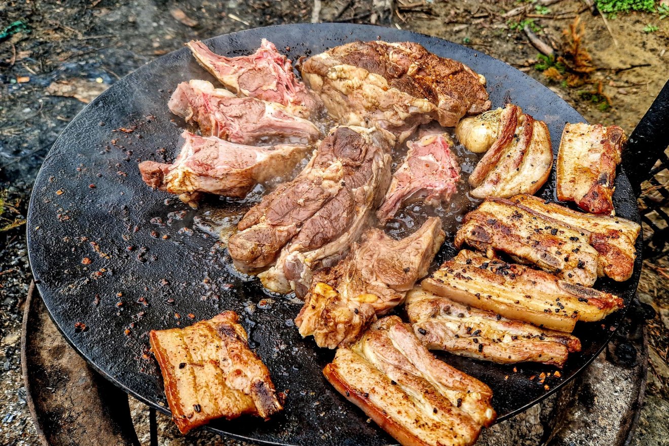 Május elsején sokfelé izzanak a grillek: mutatjuk, milyen szabályokat kell betartani, és mekkorák lehetnek a bírságok