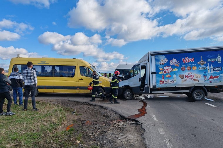 Iskolai kisbusz és két haszongépjármű ütközött össze