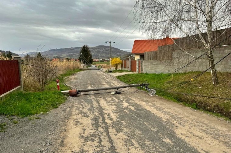 Villanyoszlopok dőltek ki Székelyudvarhelyen a szeles időben