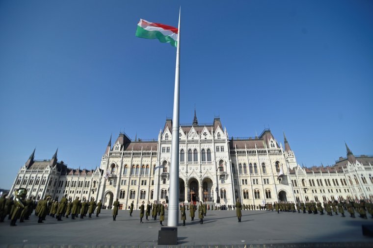 Felvonták a nemzeti lobogót az Országház előtt