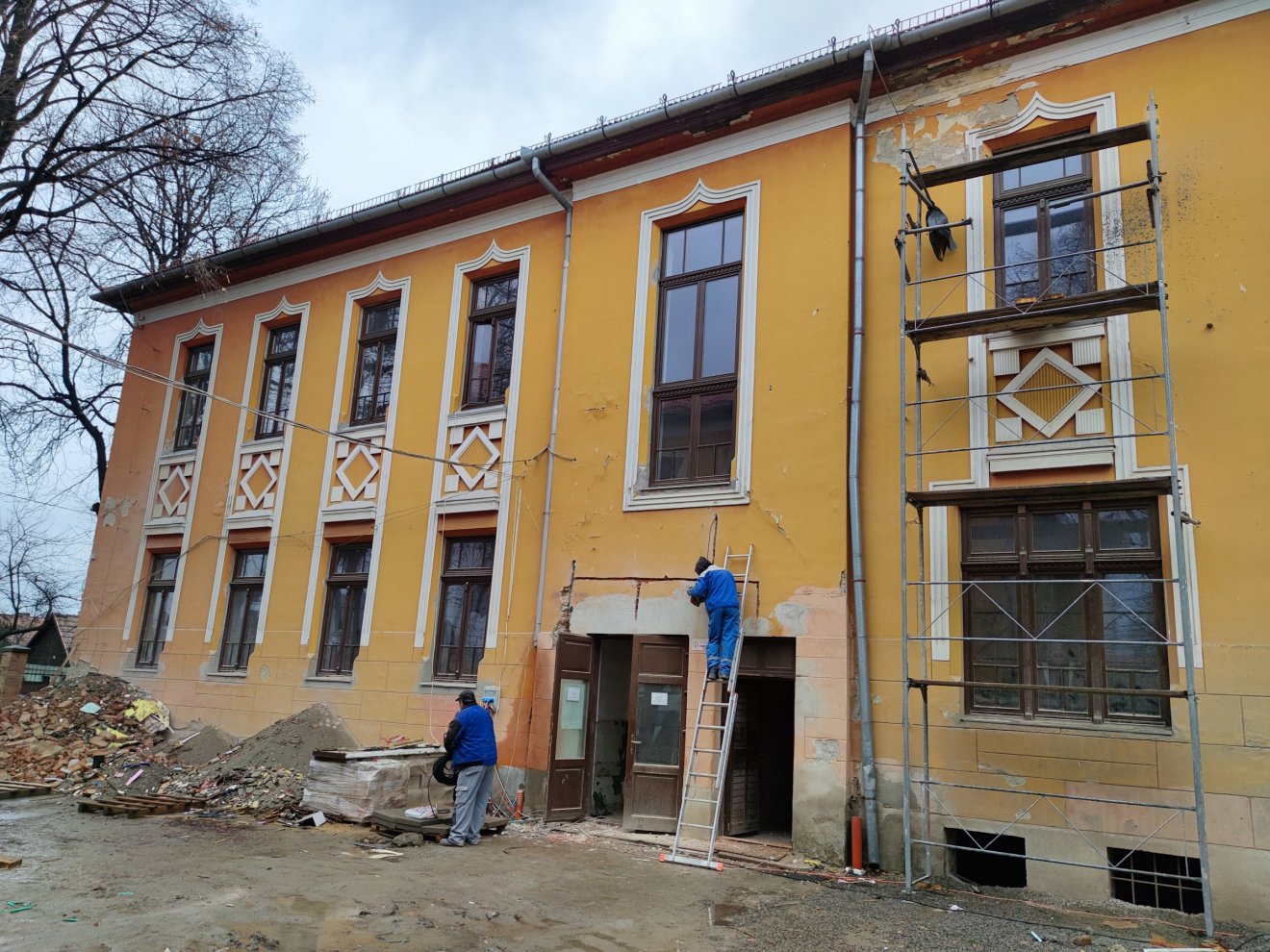 Az épület külső részén is dolgoznak •  Fotó: Farkas Áron