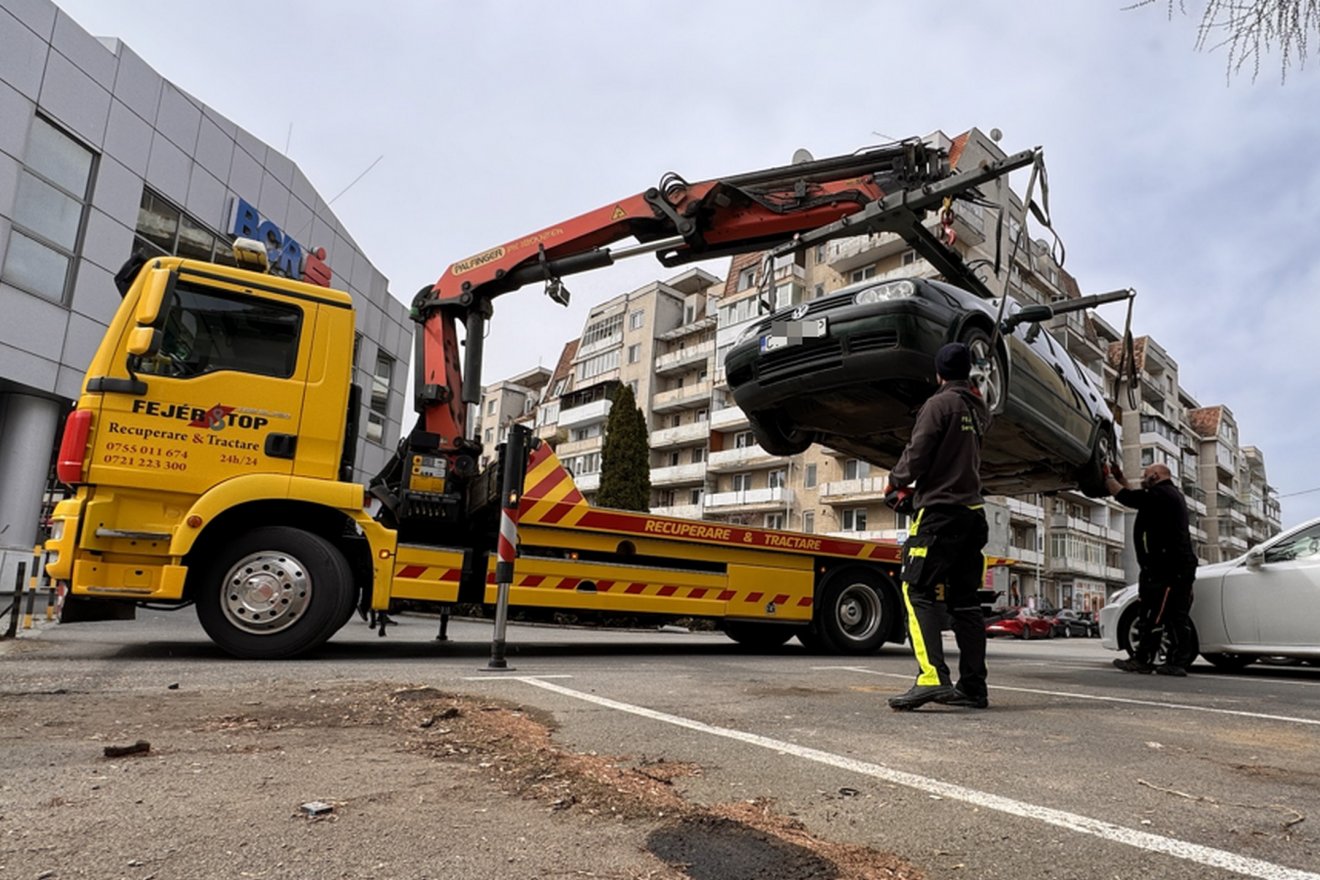 Felszabadított parkolóhely. Ki foglalja el először? •  Fotó: Sepsiszentgyörgyi Helyi Rendőrség