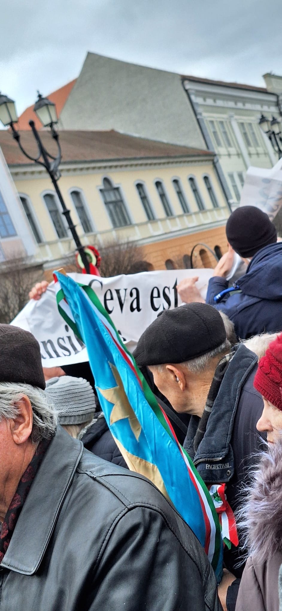 Van, ami örök: Erdély román föld – állt a banneren, amelyet végül nem sikerült kifüggeszteni •  Fotó: Mihai Târnoveanu Facebook-oldala