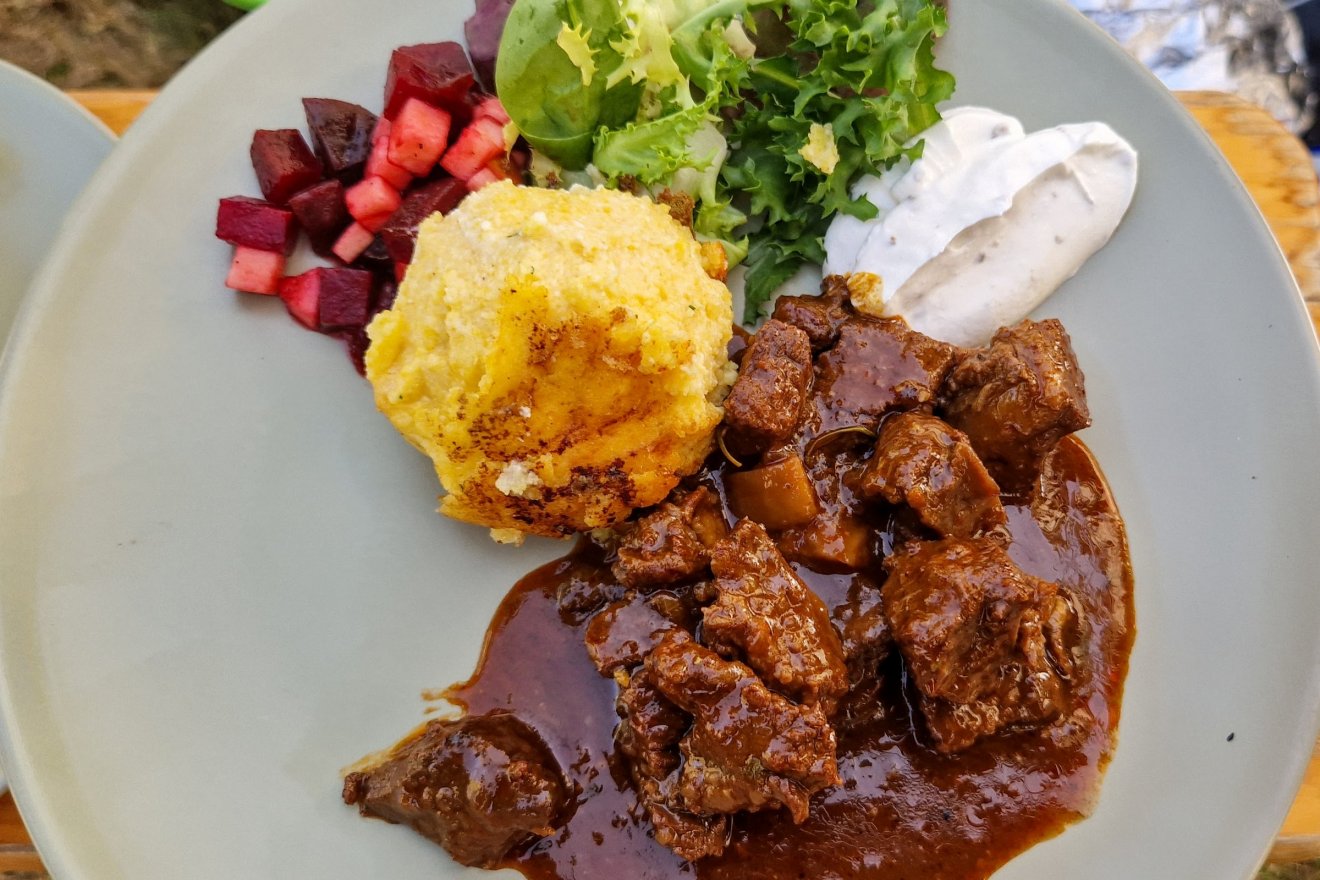 Báránytokány grillezett túrós puliszkával (bulz) •  Fotó: Kocsis Károly