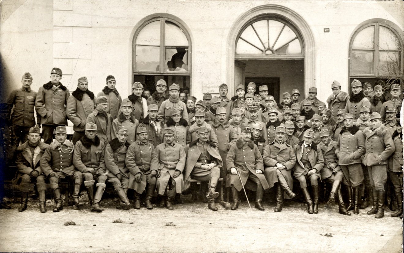 Az ezred tisztjei Csíkzsögödön, 1917. március 1. •  Fotó: A Hadtörténeti Intézet és Múzeum Fotóarchívuma