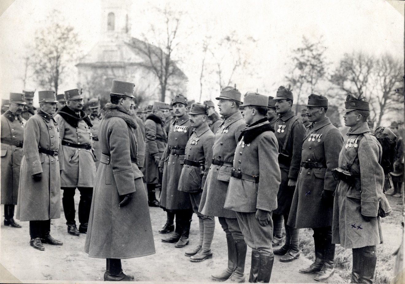 Az ezred díszszakasza IV. Károly király előtt Csíkszeredában, 1917. június 17. •  Fotó: A Hadtörténeti Intézet és Múzeum Fotóarchívuma