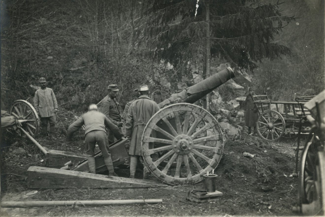 Osztrák–magyar 1899 M 15 cm-es nehéztarack tüzelőállásban •  Fotó: A Hadtörténeti Intézet és Múzeum Fotóarchívuma