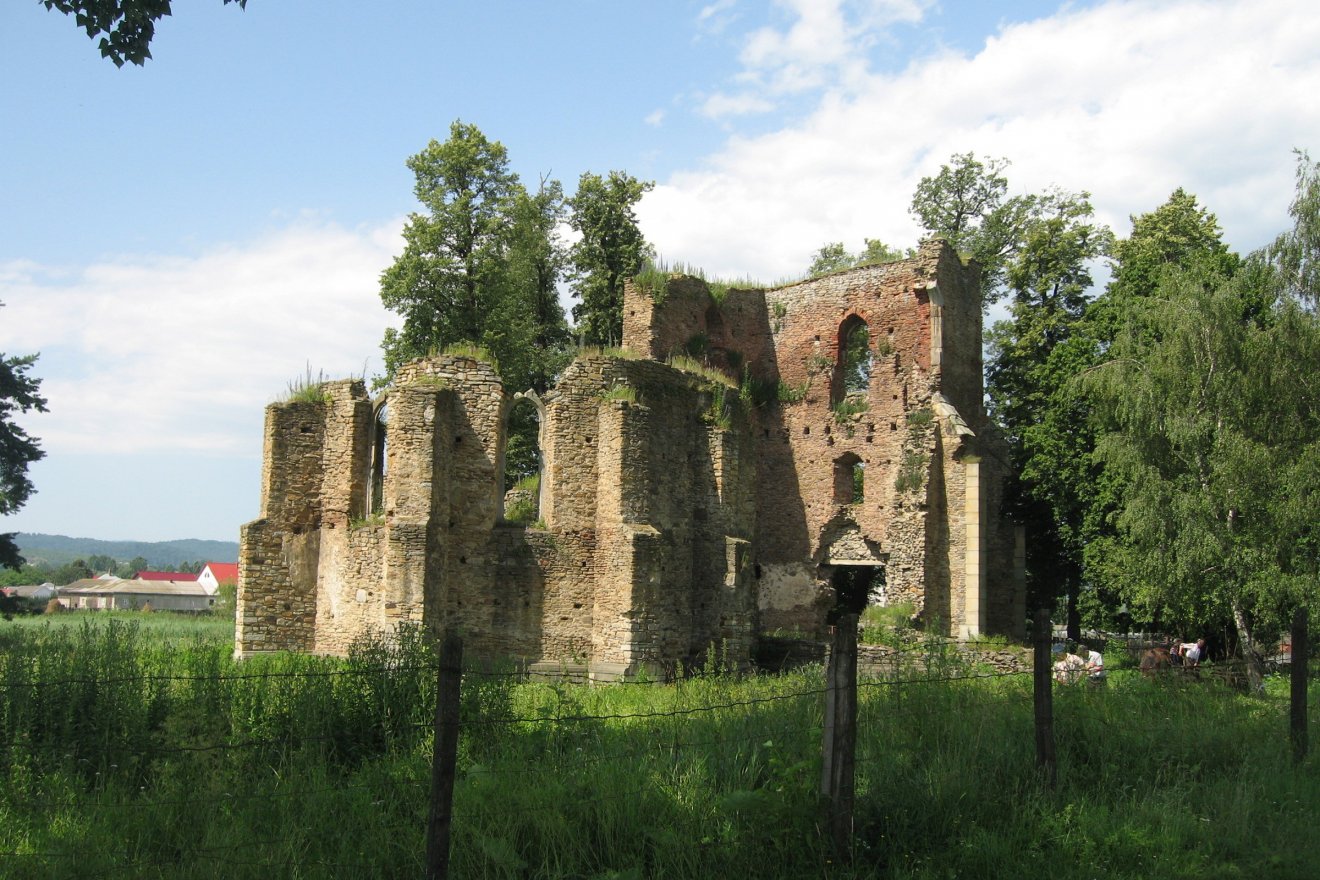 A moldvabányai katolikus katedrális romjai •  Fotó: wikipédia