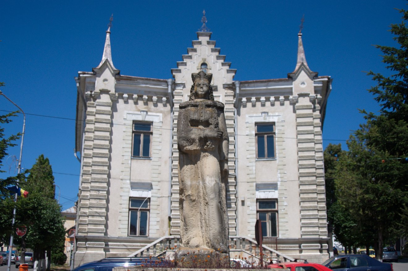 Musát Margit szobra Szeretvásárhelyen •  Fotó: heritage-ua-ro.org