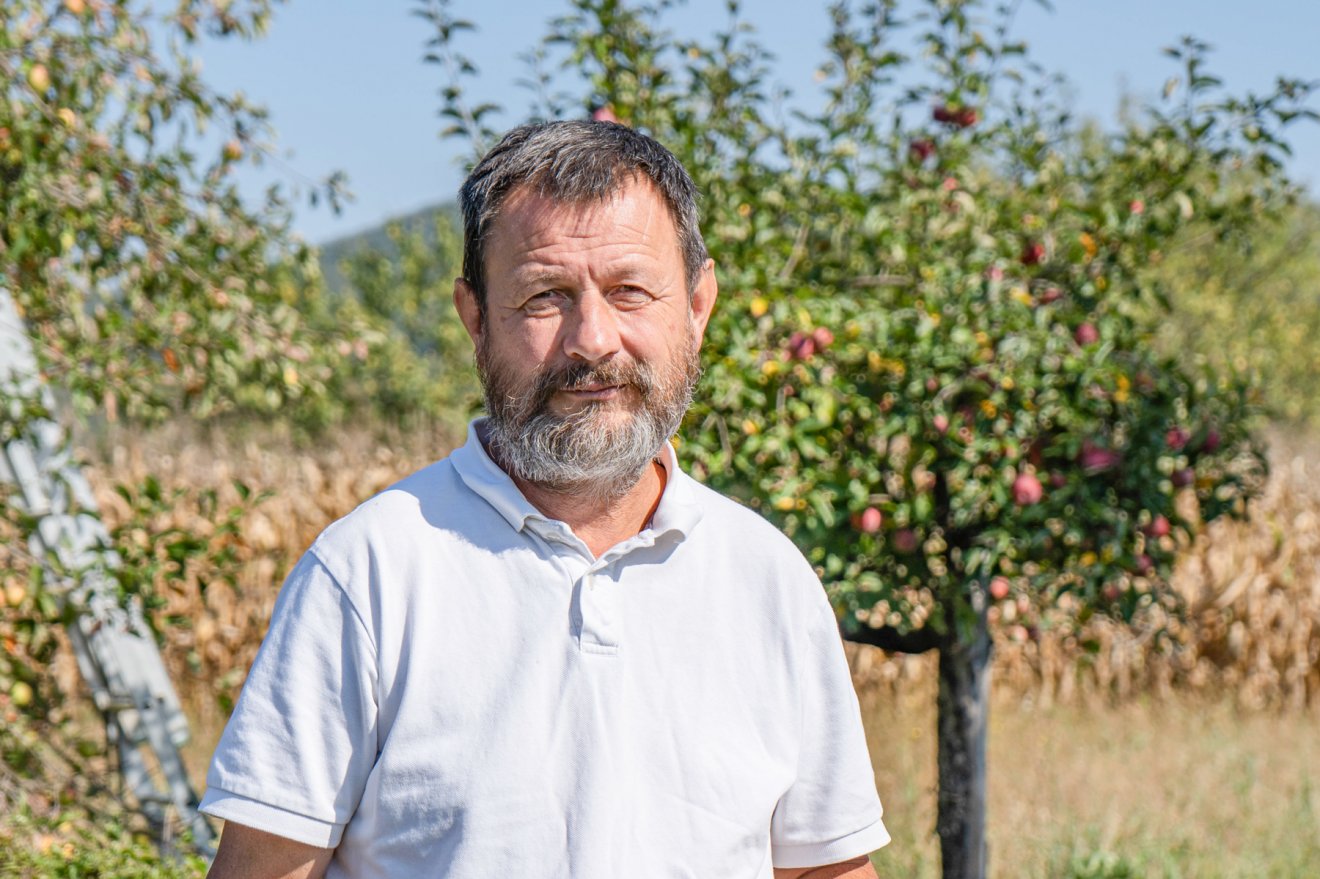 Gergely Levente, agrárszakember és gyümölcstermesztő •  Fotó: REL-kampány