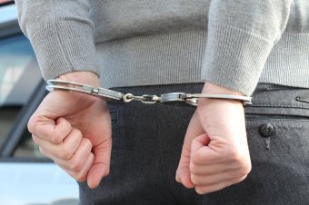 Kiskorú megerőszakolása és gyermekpornográfia miatt helyeztek előzetes letartóztatásba egy férfit
