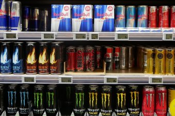 Egy korszak vége: nem vásárolhatnak a kiskorúak energiaitalt