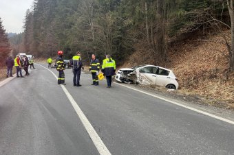 Frontálisan ütközött két autó, hatan sérültek meg