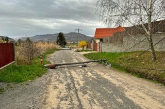 Villanyoszlopok dőltek ki Székelyudvarhelyen a szeles időben