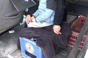 Autóülés helyett műanyagládán utaztak