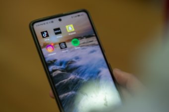 Nem bíznak a kínaiakban: az amerikai szenátus elfogadta a TikTok tulajdonosváltását kikényszerítő törvényt