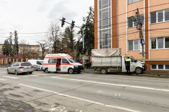 Rosszul lett a sofőr, a kórház mellett ütközött egy villanyoszlopnak