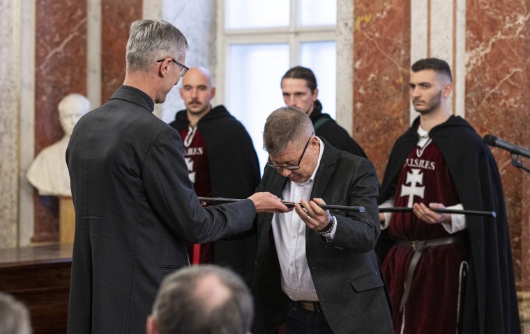 „Se elvenni, se hozzátenni nem lehet a jó vershez” – Fekete Vince költő újabb díjáról, „kétlakiságáról”, lírájáról