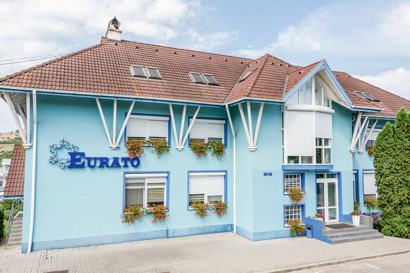 Az Eurato épületét is „hűsítő” színre festették •  Fotó: Eurato