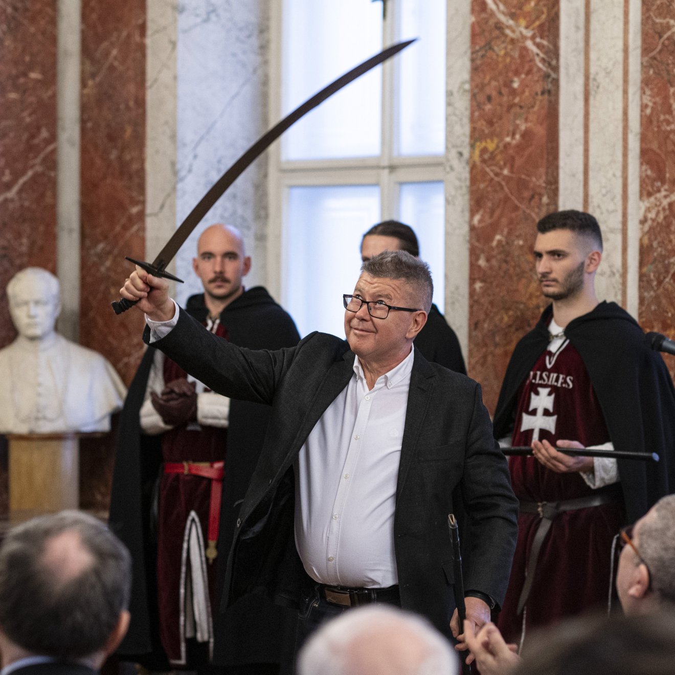 A Balassi Emlékkardot a kilencvenes évek elejétől egy költő és egy műfordító kapja minden esztendőben •  Fotó: Szigetváry Zsolt/MTI