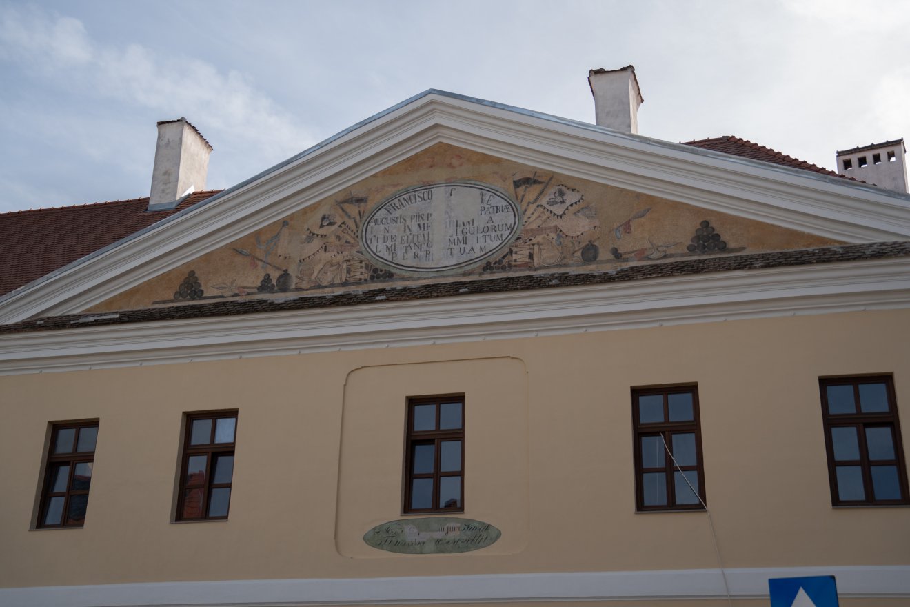 A felújítás során a homlokzati timpanonokat is restaurálták •  Fotó: Tuchiluș Alex